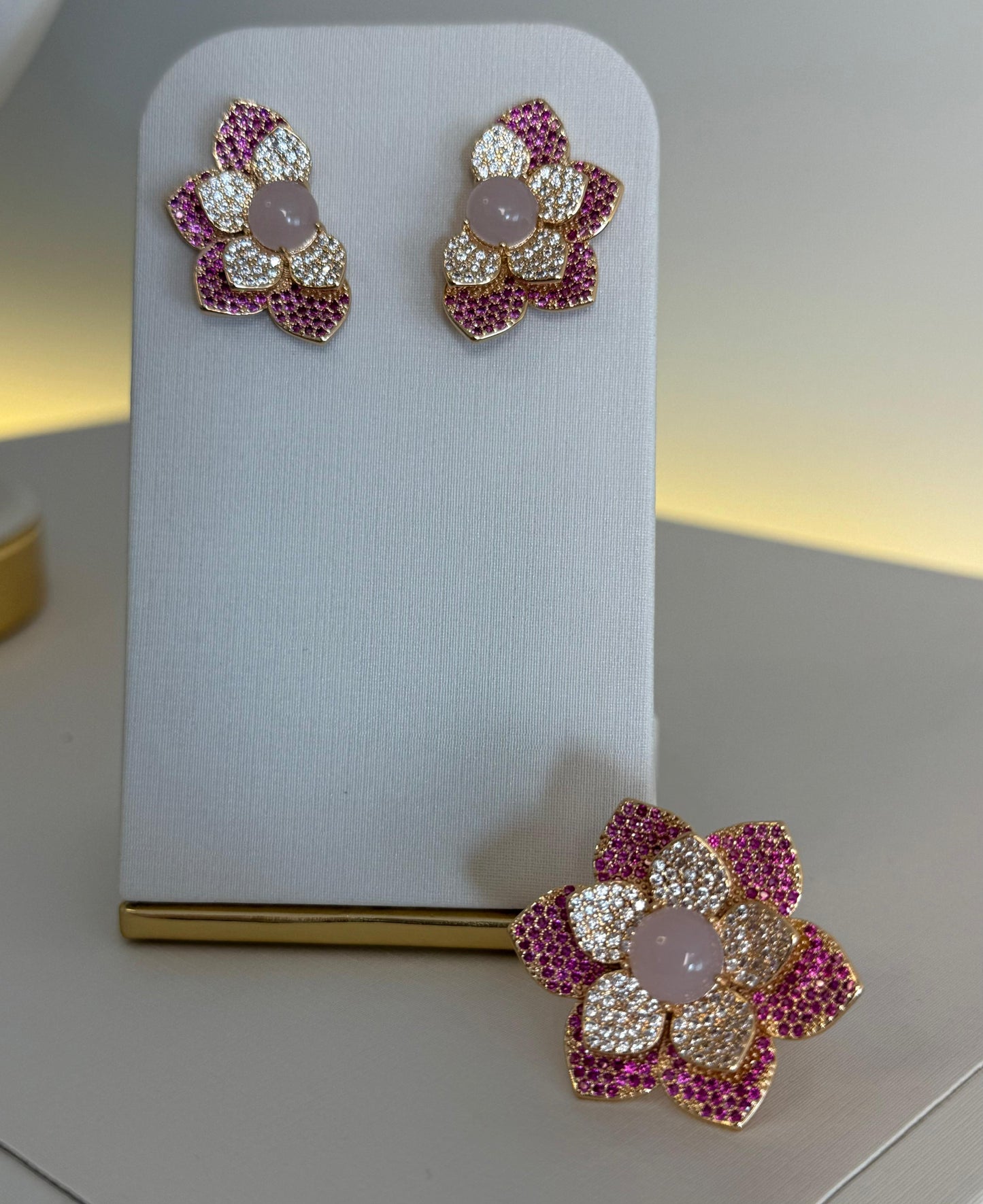 CONJUNTO PINK FLOWER BRINCO E ANEL CRAVEJADO
