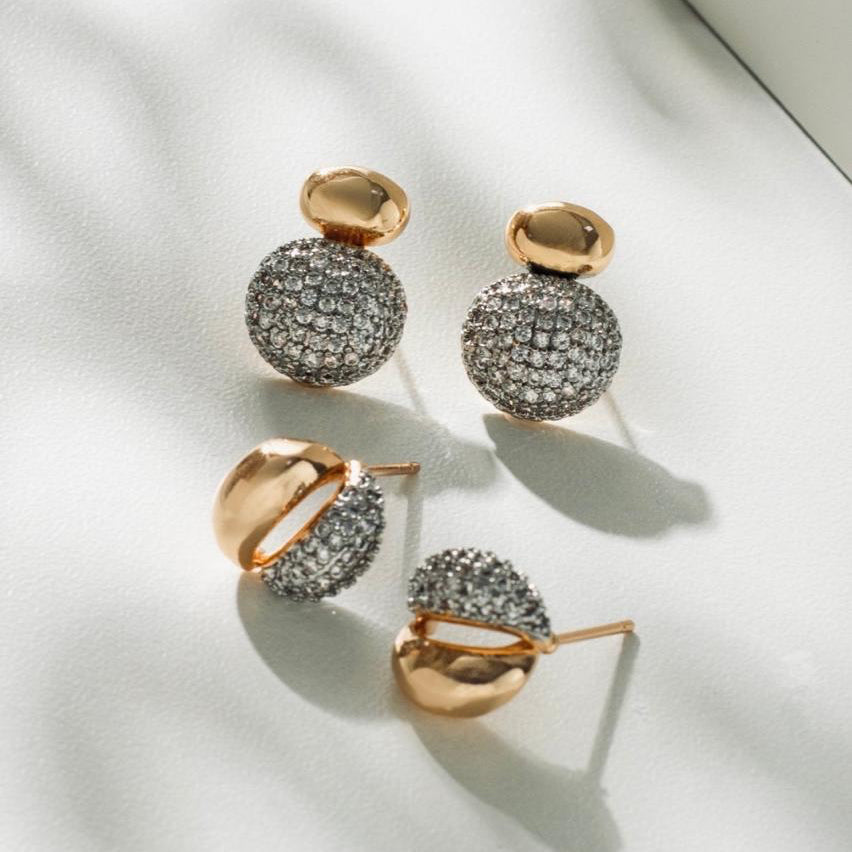 BRINCO LISO CRAVEJADO COM MICRO ZIRCÔNIAS BANHO EM OURO 18K