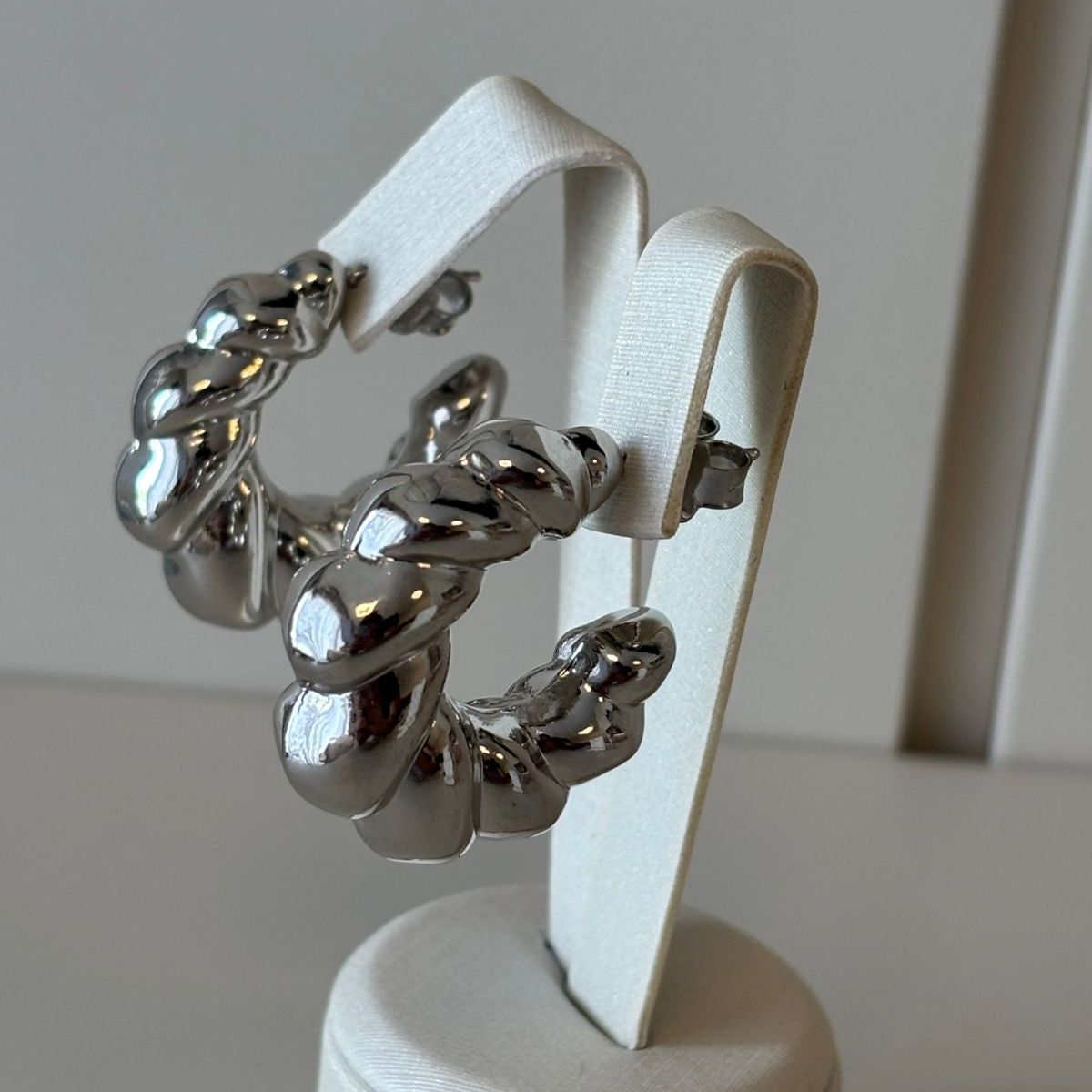 BRINCO ARGOLA CROASSAINT MÉDIO BANHO EM RÓDIO