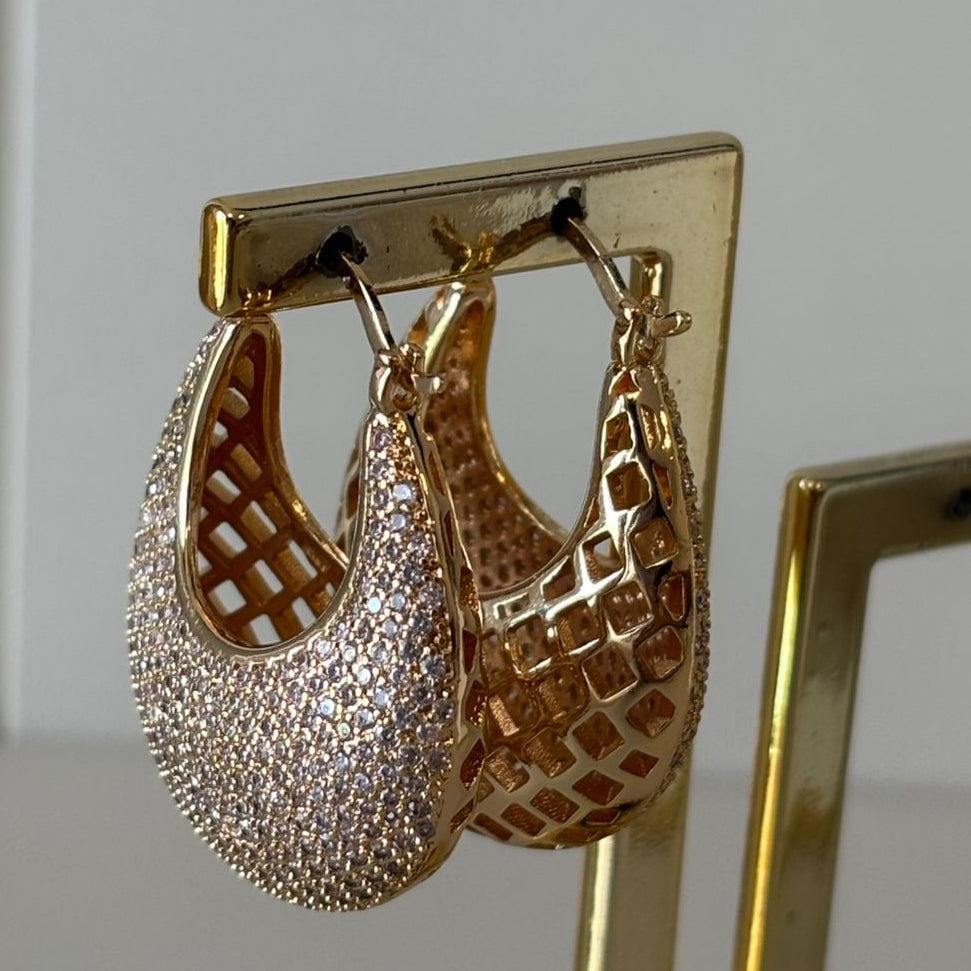 ARGOLA MÉDIA CRAVEJADA EM BANHO 18K