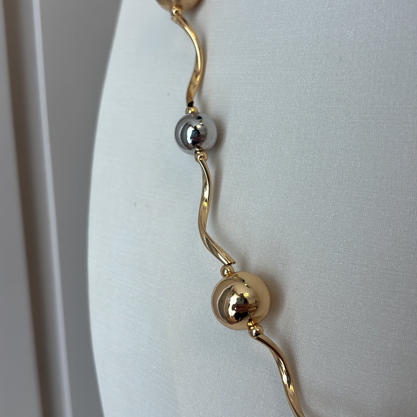 COLAR LONGO DE BOLINHAS EM VARIAÇÃO DE BRILHO, BANHO E TEXTURAS