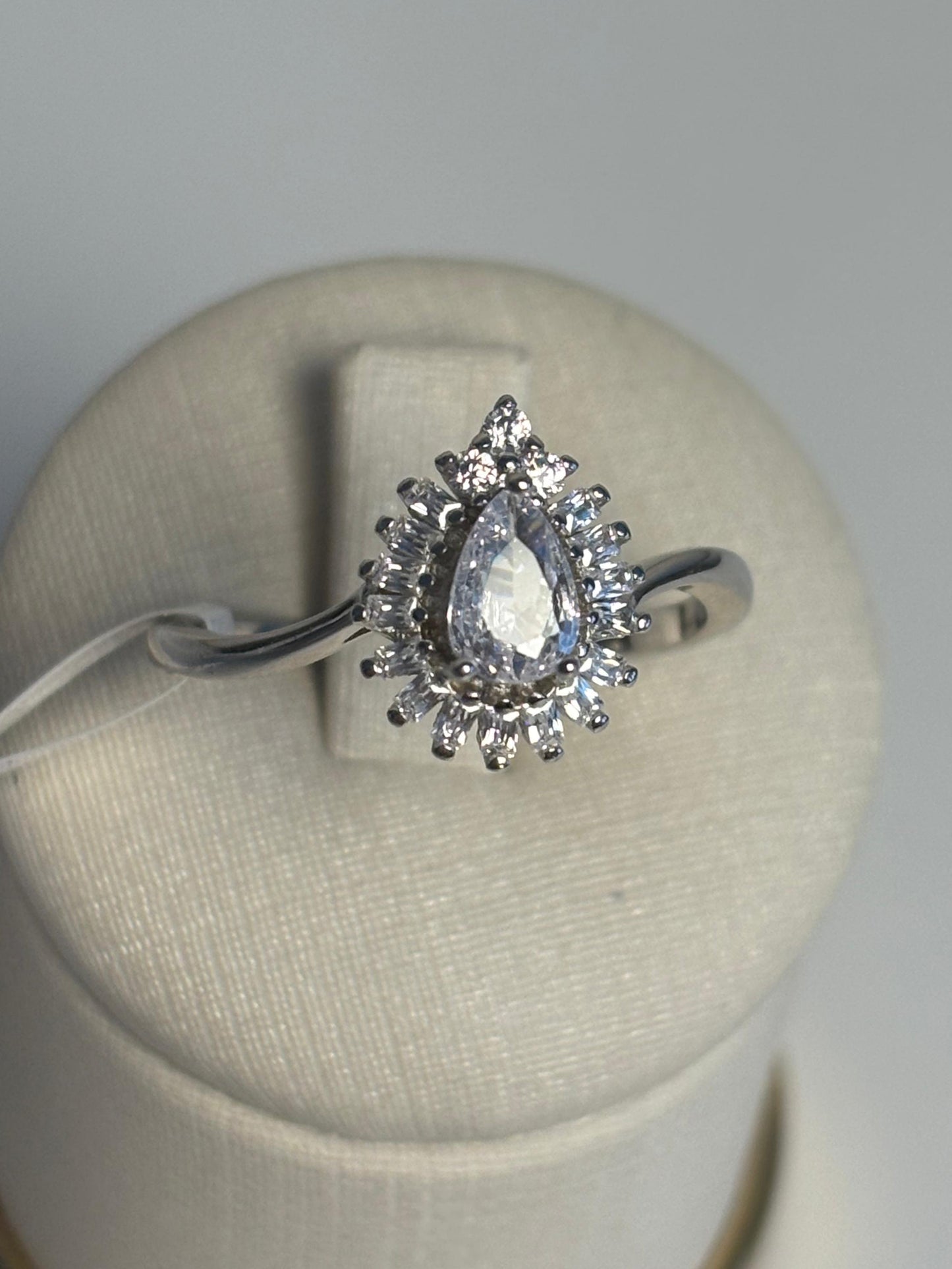 ANEL SOLITÁRIO GOTA ZIRCÔNIA CRAVEJADA PRATA 925 BANHO EM RÓDIO