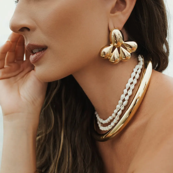 BRINCO GOSTAS LISO BANHEO EM OURO 18K