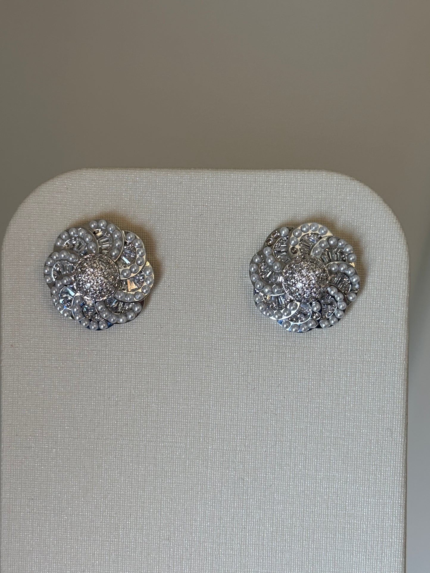 BRINCO FLOWER CRAVEJADO COM MINI PÉROLAS