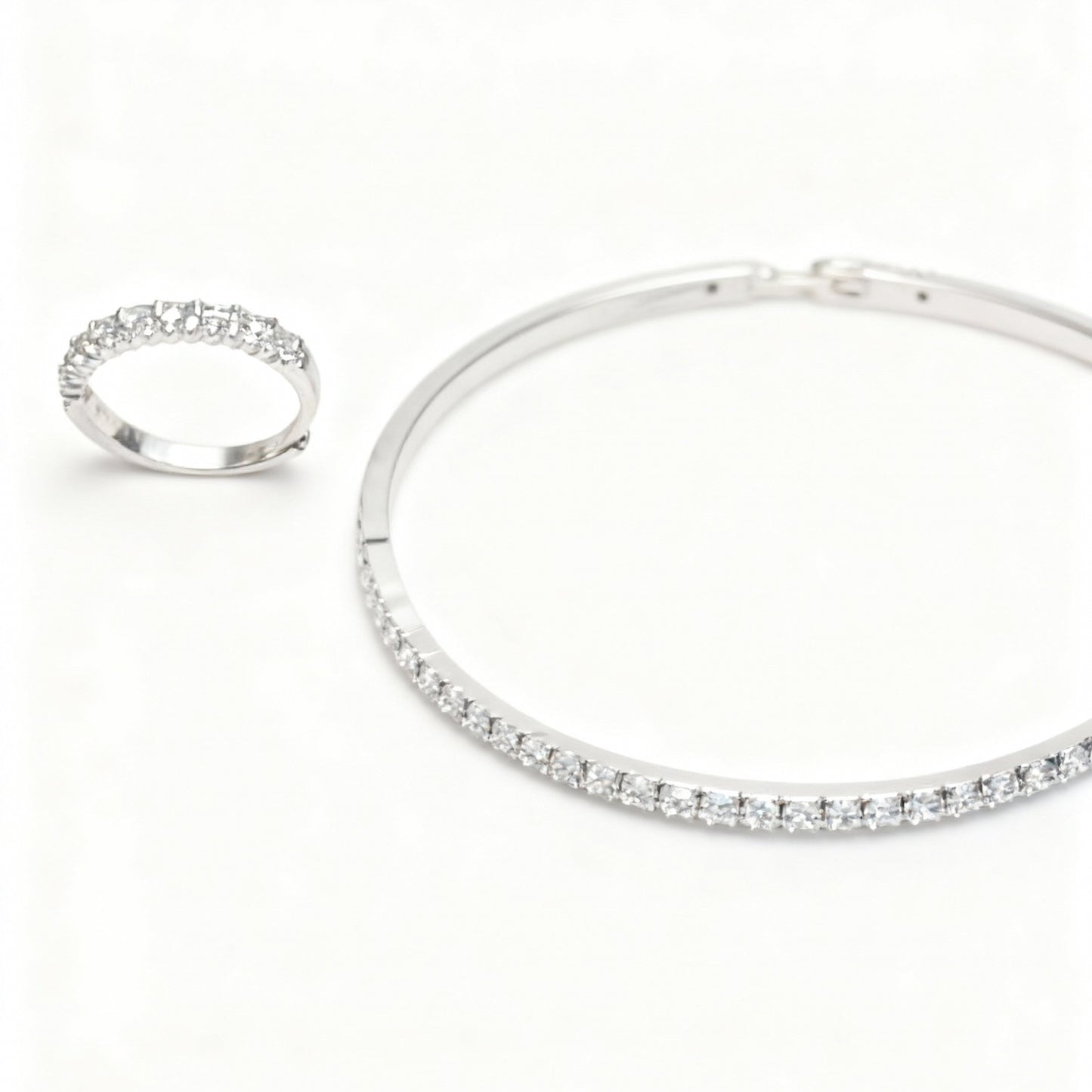 CONJUNTO BRACELETE E ANEL AJUSTÁVEL CRAVEJADOS EM ZIRCÔNIA BRANCA BANHO EM RÓDIO