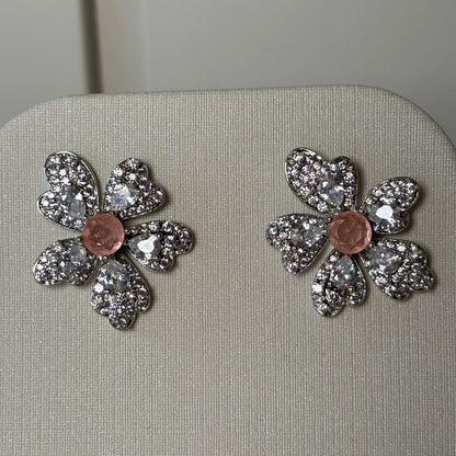 BRINCO FLOWER CRAVEJADO CENTRO EM MORGANITA