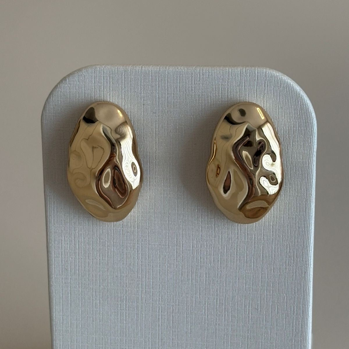 BRINCO MEIA ARGOLA MÉDIA ORGÂNICO BANHO EM OURO 18K