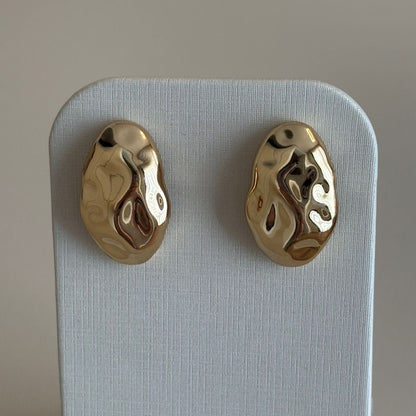 BRINCO MEIA ARGOLA MÉDIA ORGÂNICO BANHO EM OURO 18K