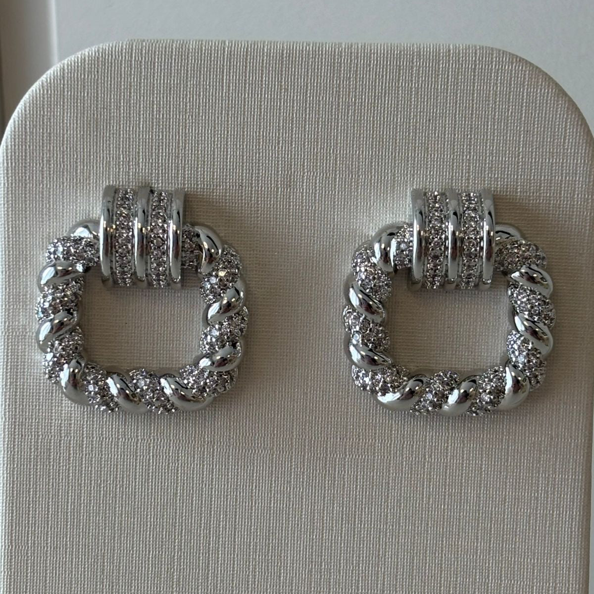 BRINCO CORDA ENTRELAÇADA CRAVEJADO EM RÓDIO