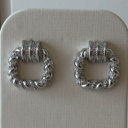 BRINCO CORDA ENTRELAÇADA CRAVEJADO EM RÓDIO