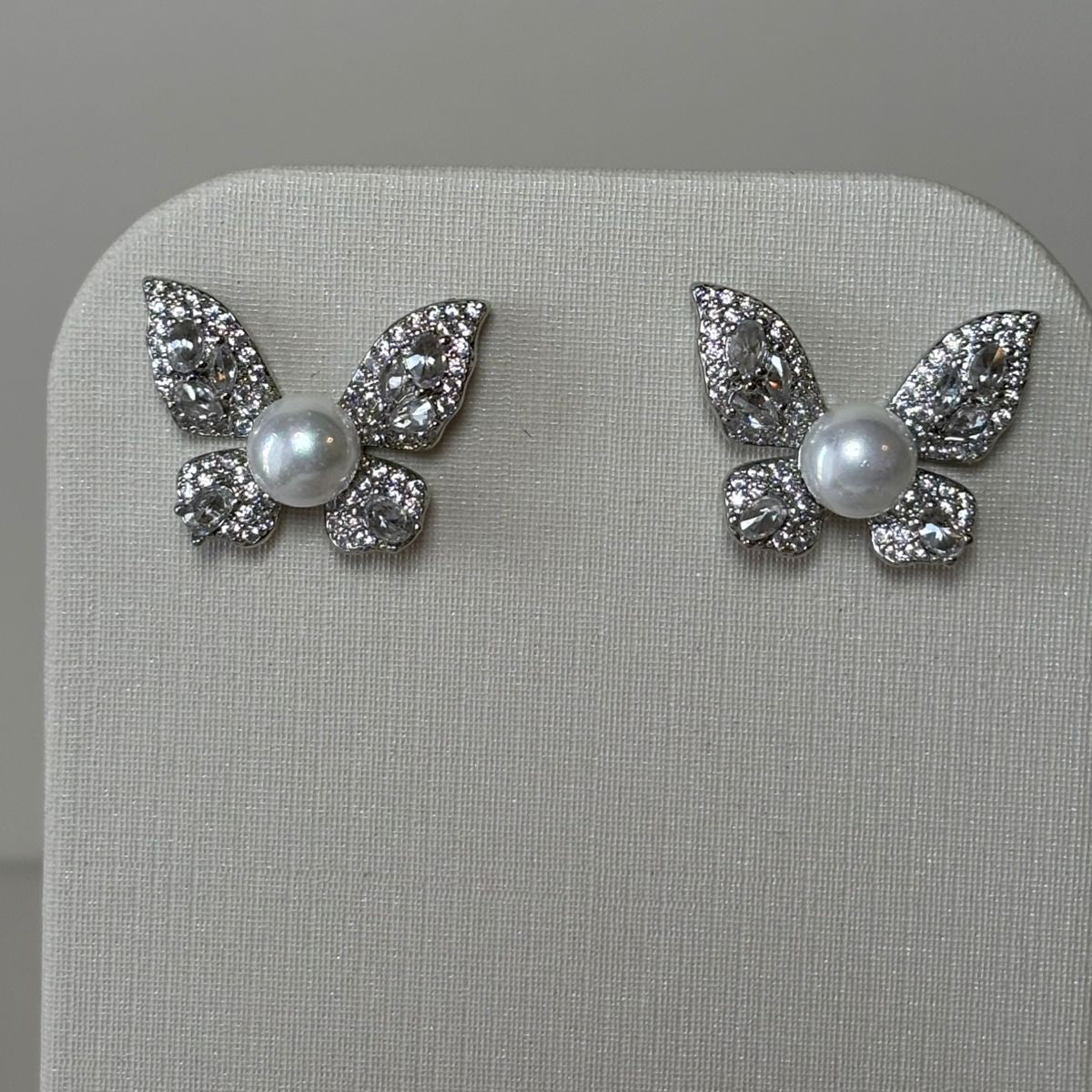 BRINCO BUTERFLY CRAVEJADO COM PÉROLA CENTRAL