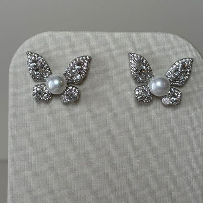 BRINCO BUTERFLY CRAVEJADO COM PÉROLA CENTRAL