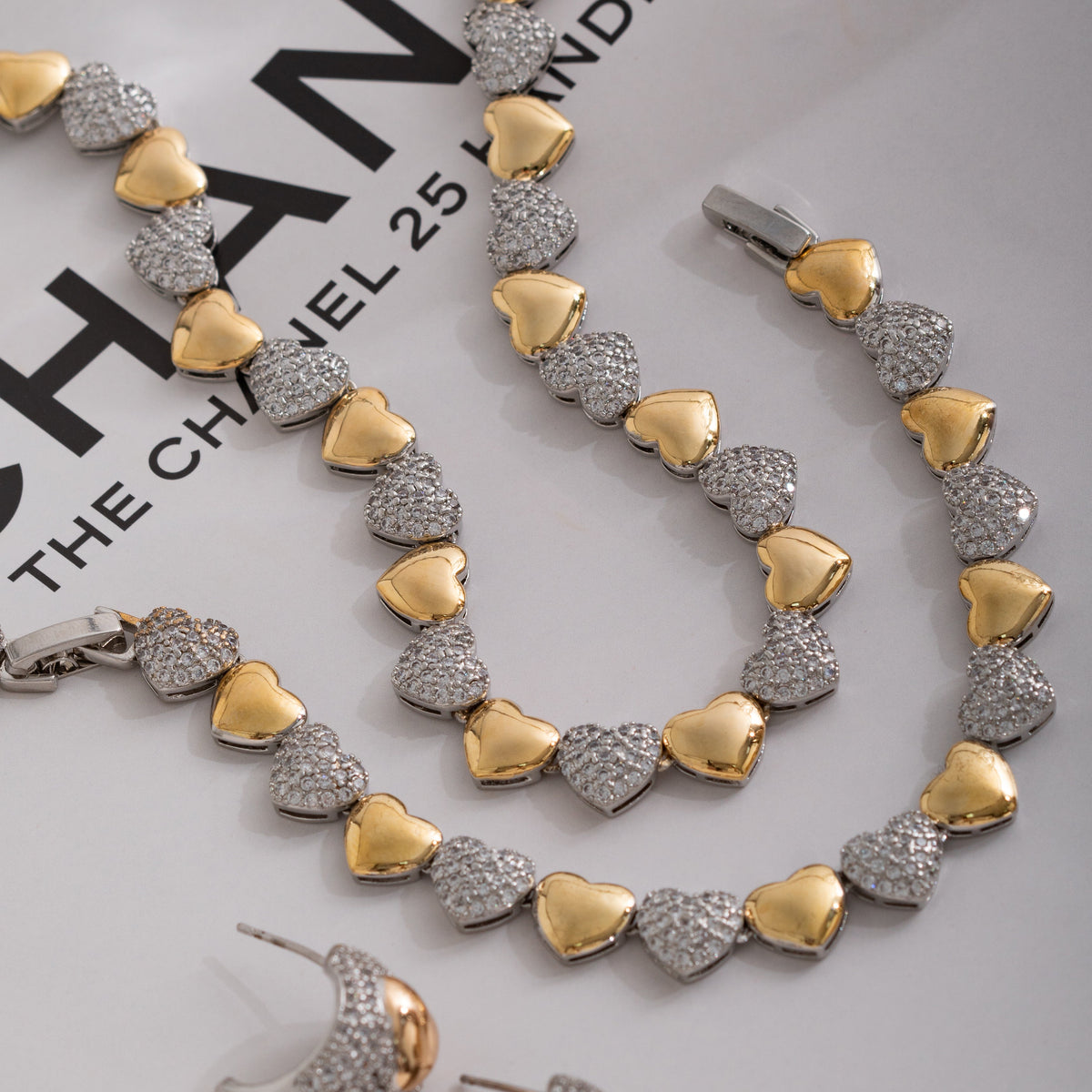 PULSEIRA CORAÇÕES COM DETALHES CRAVEJADOS E MIX DE BANHOS