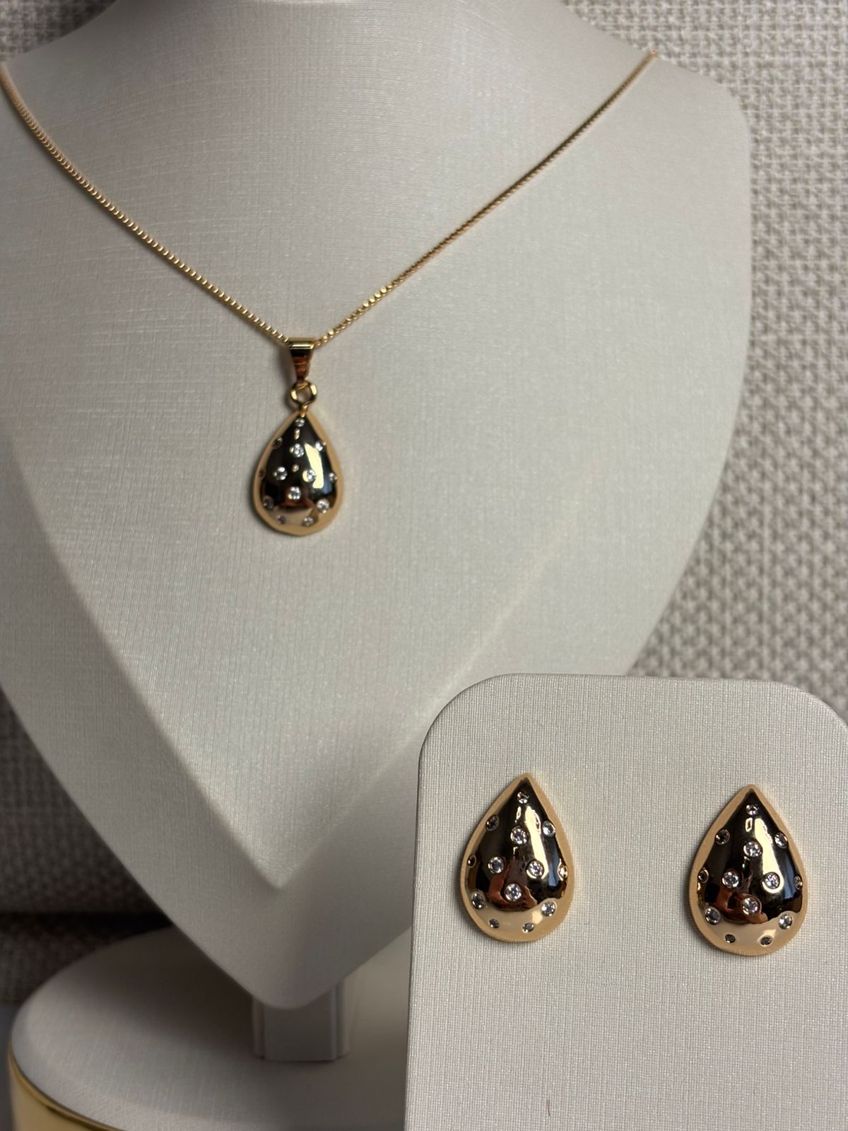 CONJUNTO BRINCO E COLAR GOTAS CRAVEJADO