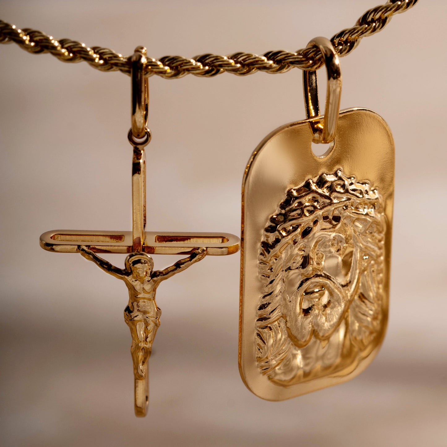 PINGENTE JESUS LISO BANHO EM OURO 18K