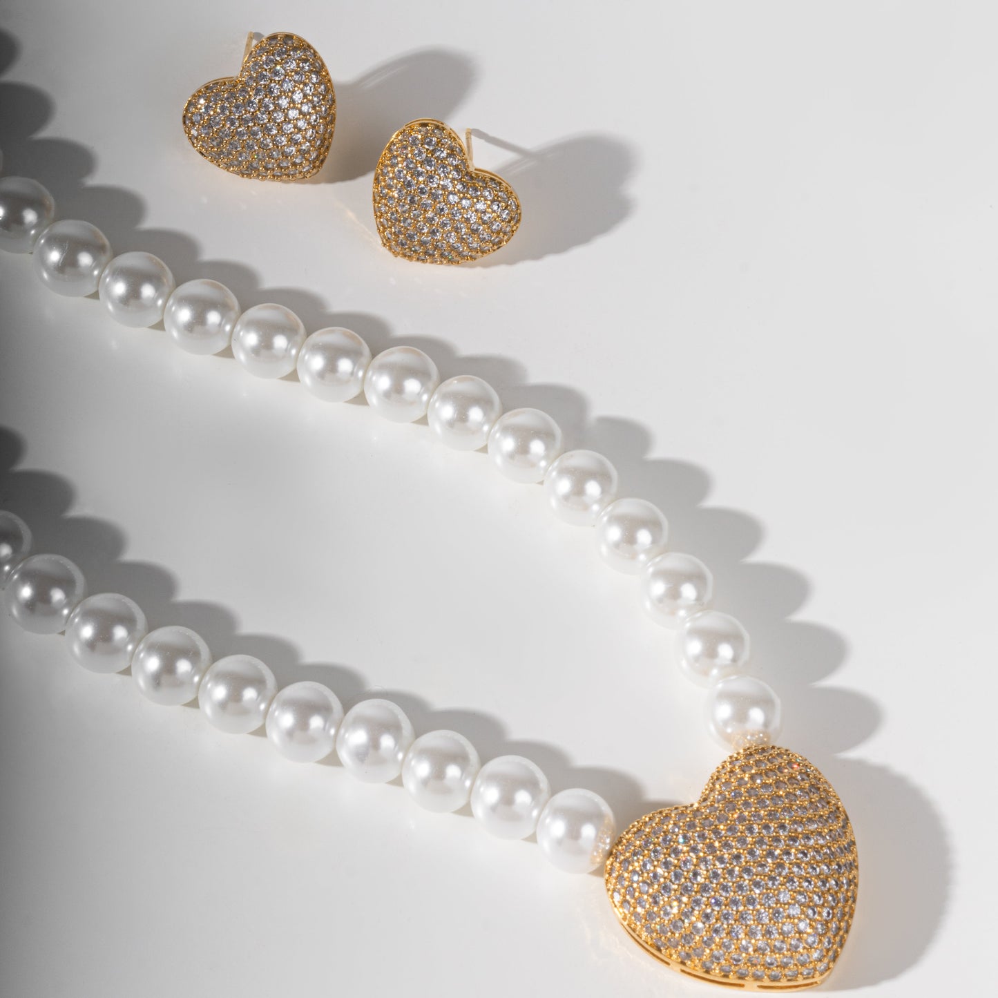 CONJUNTO PEROLA PINGENTE CORAÇÃO CRAVEJADO BRINCO E COLAR