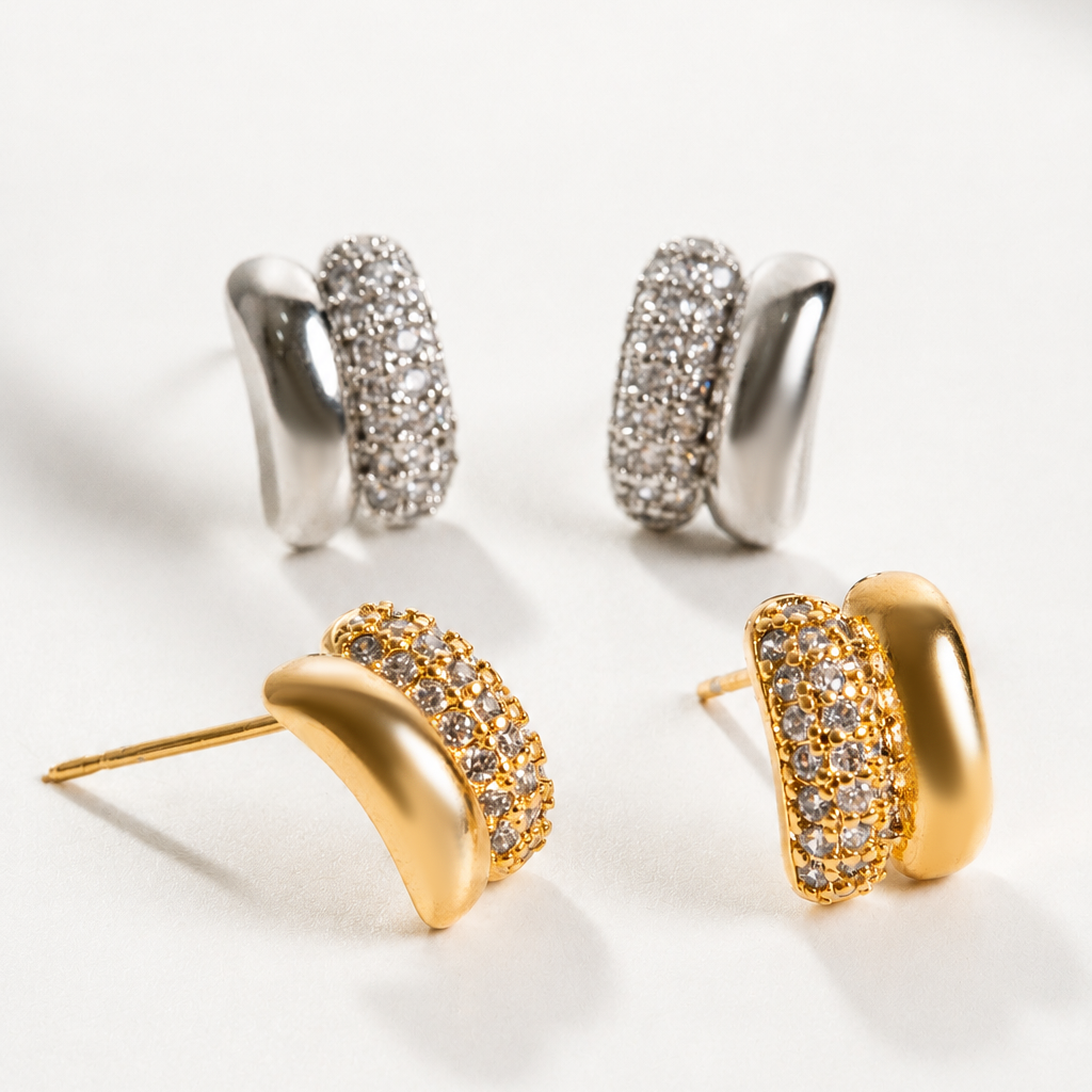 BRINCO LISO COM DETALHE CRAVEJADO BANHO EM OURO 18K