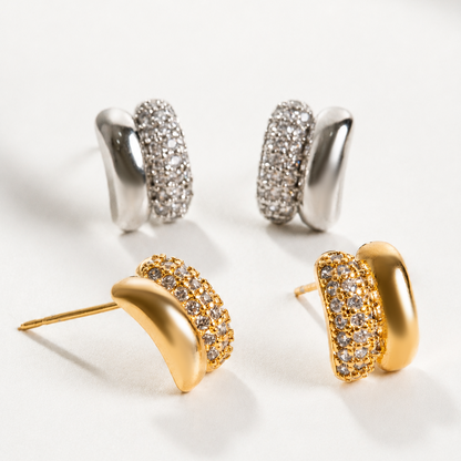 BRINCO LISO COM DETALHE CRAVEJADO BANHO EM OURO 18K