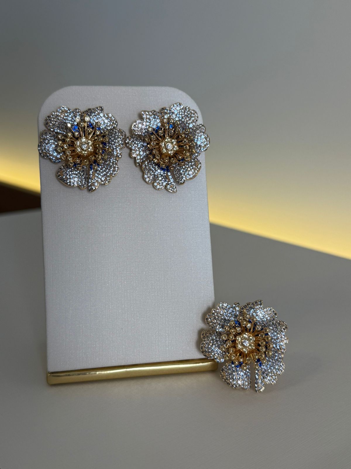 CONJUNTO FLOWER CRAVEJADO BRINCO E ANEL