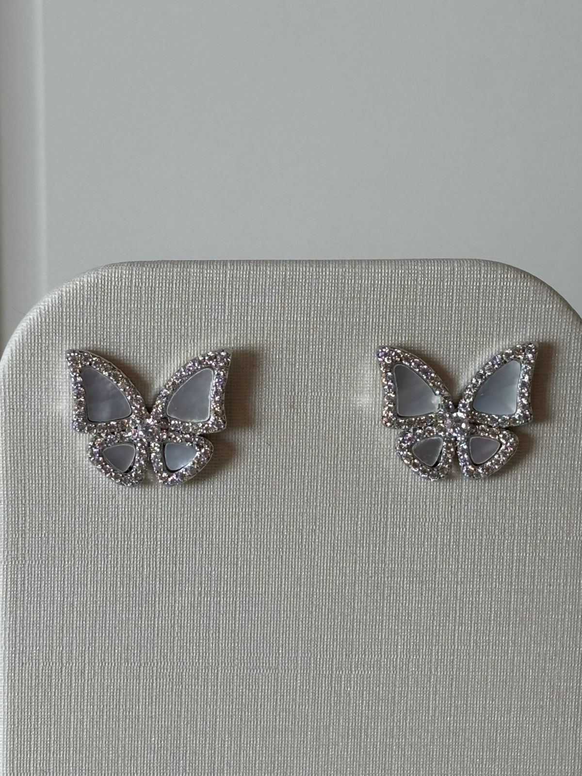 BRINCO BUTtERFLY MADRE PÉROLA CRAVEJADO BANHO EM RÓDIO E OURO 18K