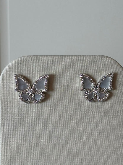 BRINCO BUTtERFLY MADRE PÉROLA CRAVEJADO BANHO EM RÓDIO E OURO 18K