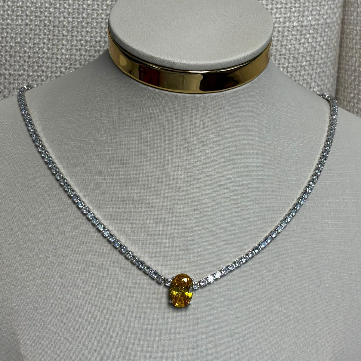 RIVIERA COM PEDRA OVAL CENTRAL