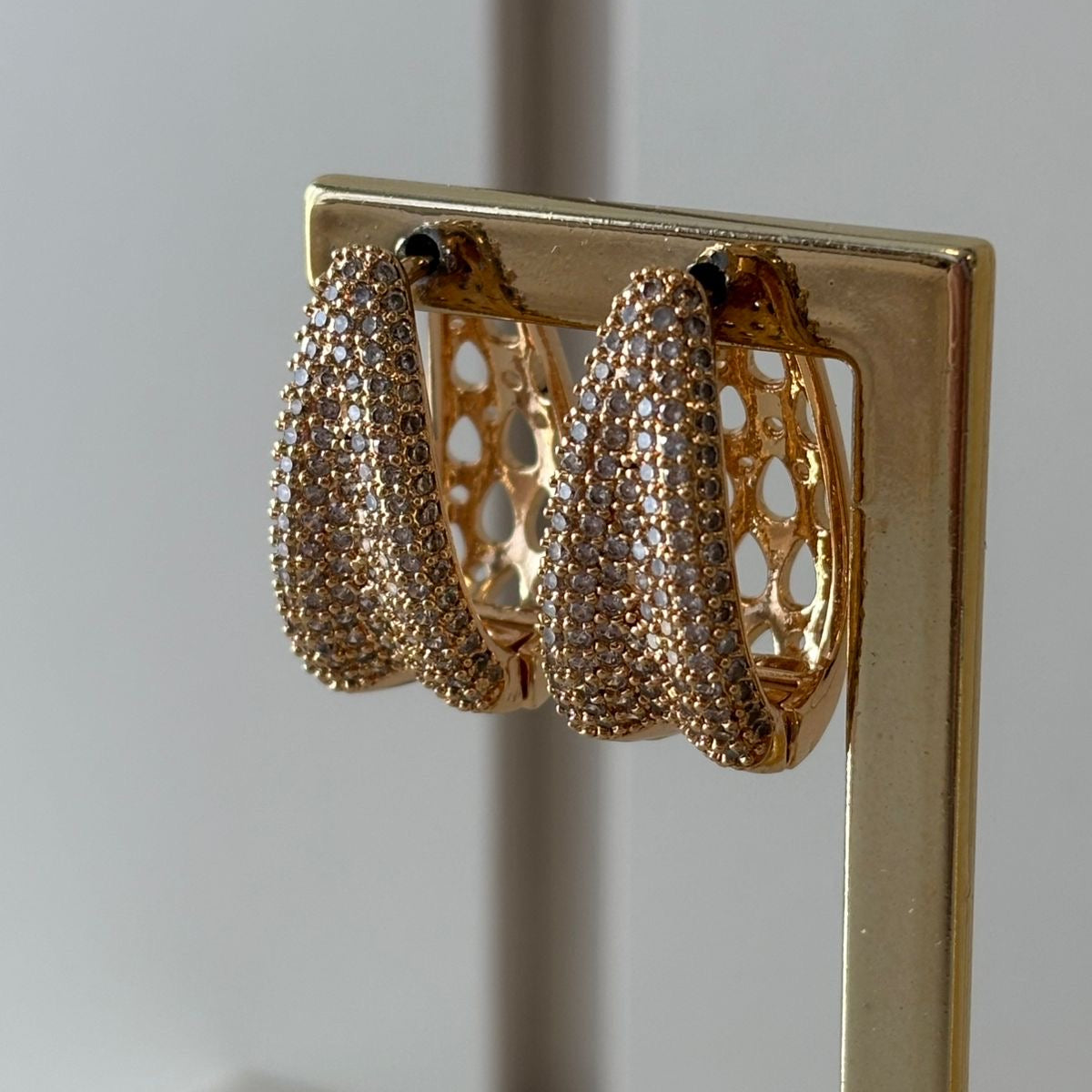 BRINCO ARGOLA MÉDIA BANHO OURO 18K