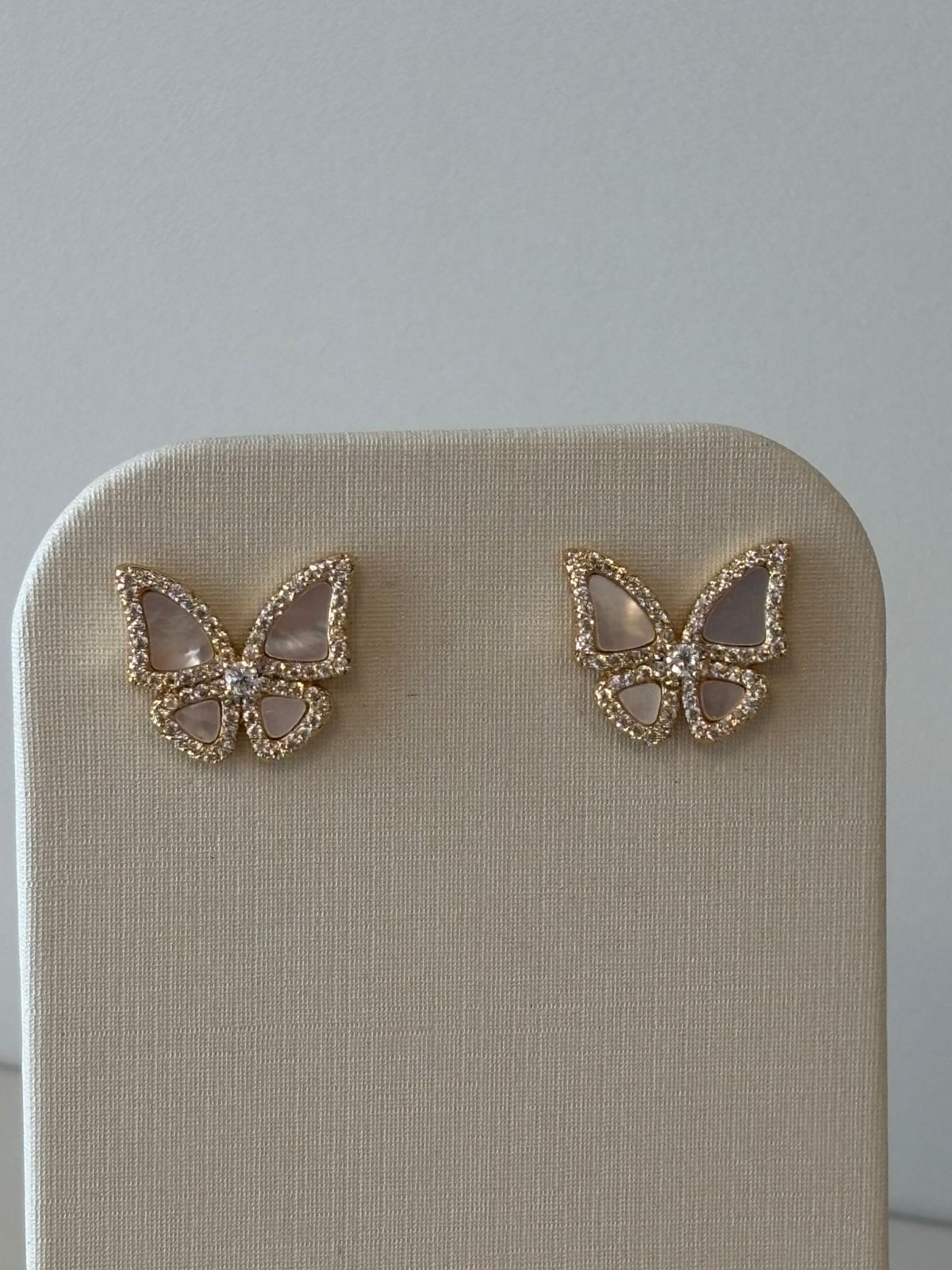 BRINCO BUTtERFLY MADRE PÉROLA CRAVEJADO BANHO EM RÓDIO E OURO 18K