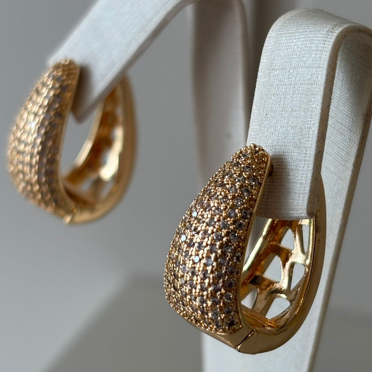 ARGOLA TRIANGULAR CRAVEJADA EM ZIRCÔNIAS