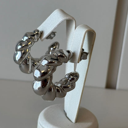 BRINCO ARGOLA CROASSAINT MÉDIO BANHO EM RÓDIO