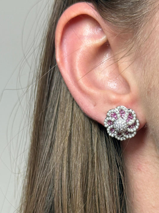 BRINCO FLOWER CRAVEJADO COM MINI PÉROLAS