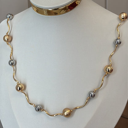 COLAR LONGO DE BOLINHAS EM VARIAÇÃO DE BRILHO, BANHO E TEXTURAS