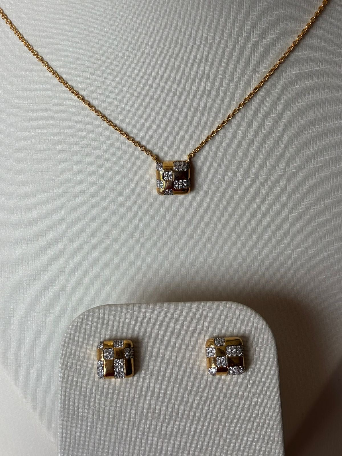 CONJUNTO QUADRANGULAR CRAVEJADO - BRINCO E COLAR