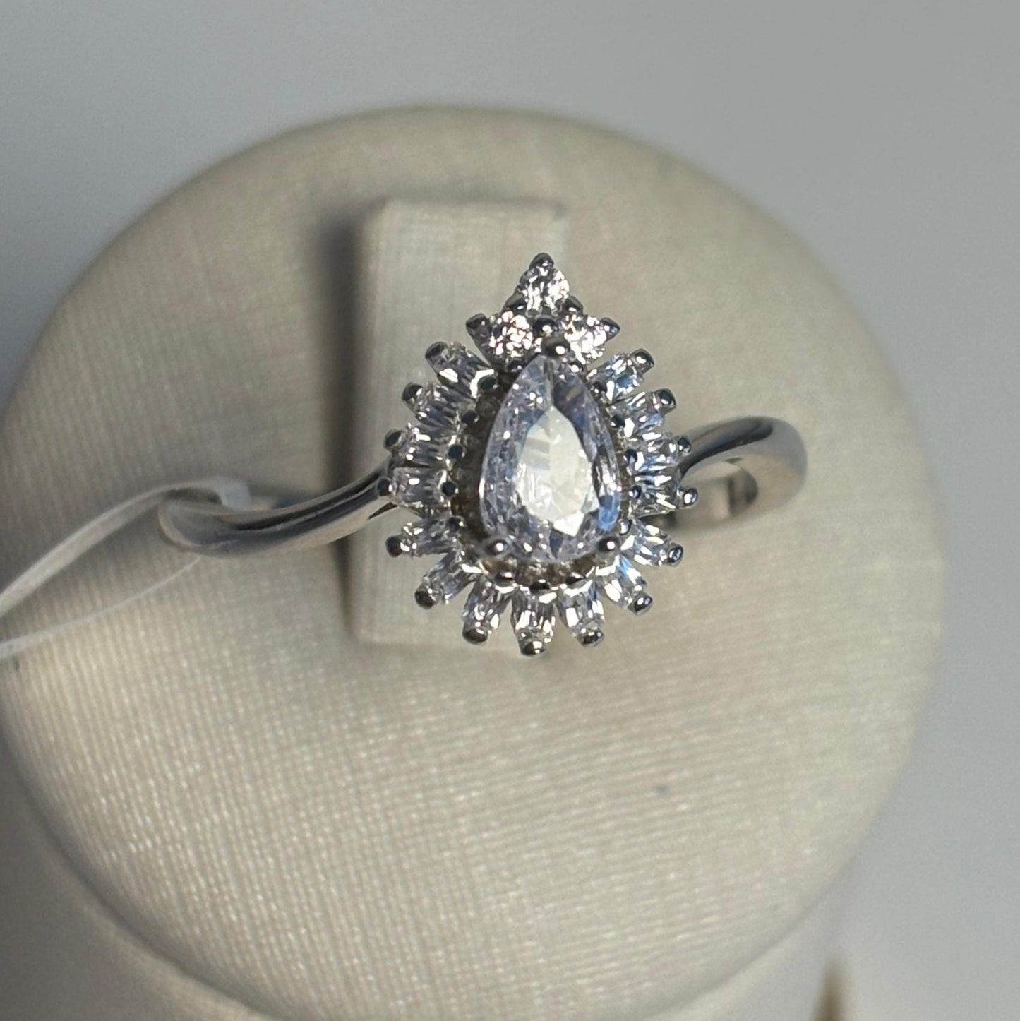 ANEL SOLITÁRIO GOTA ZIRCÔNIA CRAVEJADA PRATA 925 BANHO EM RÓDIO