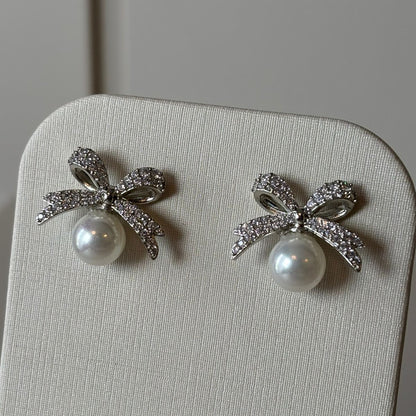 BRINCO LAÇO CRAVEJADO COM PÉROLA CENTRAL