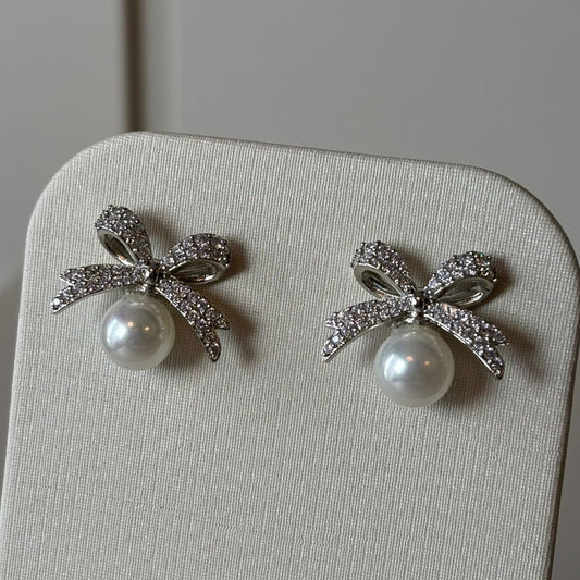 BRINCO LAÇO CRAVEJADO COM PÉROLA CENTRAL