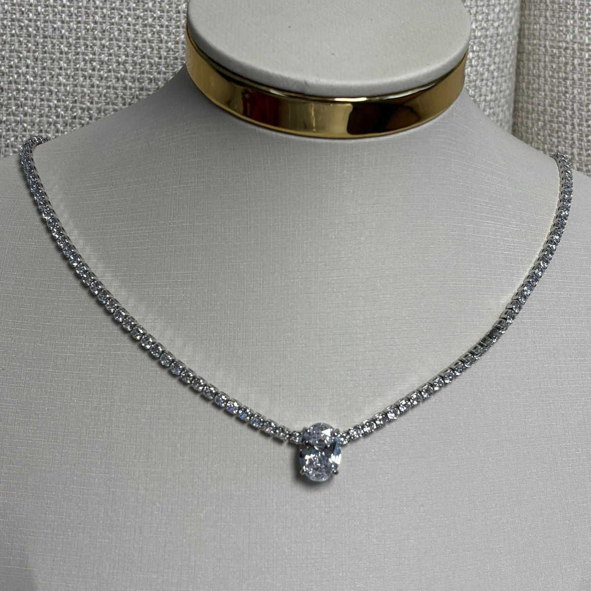 RIVIERA COM PEDRA OVAL CENTRAL