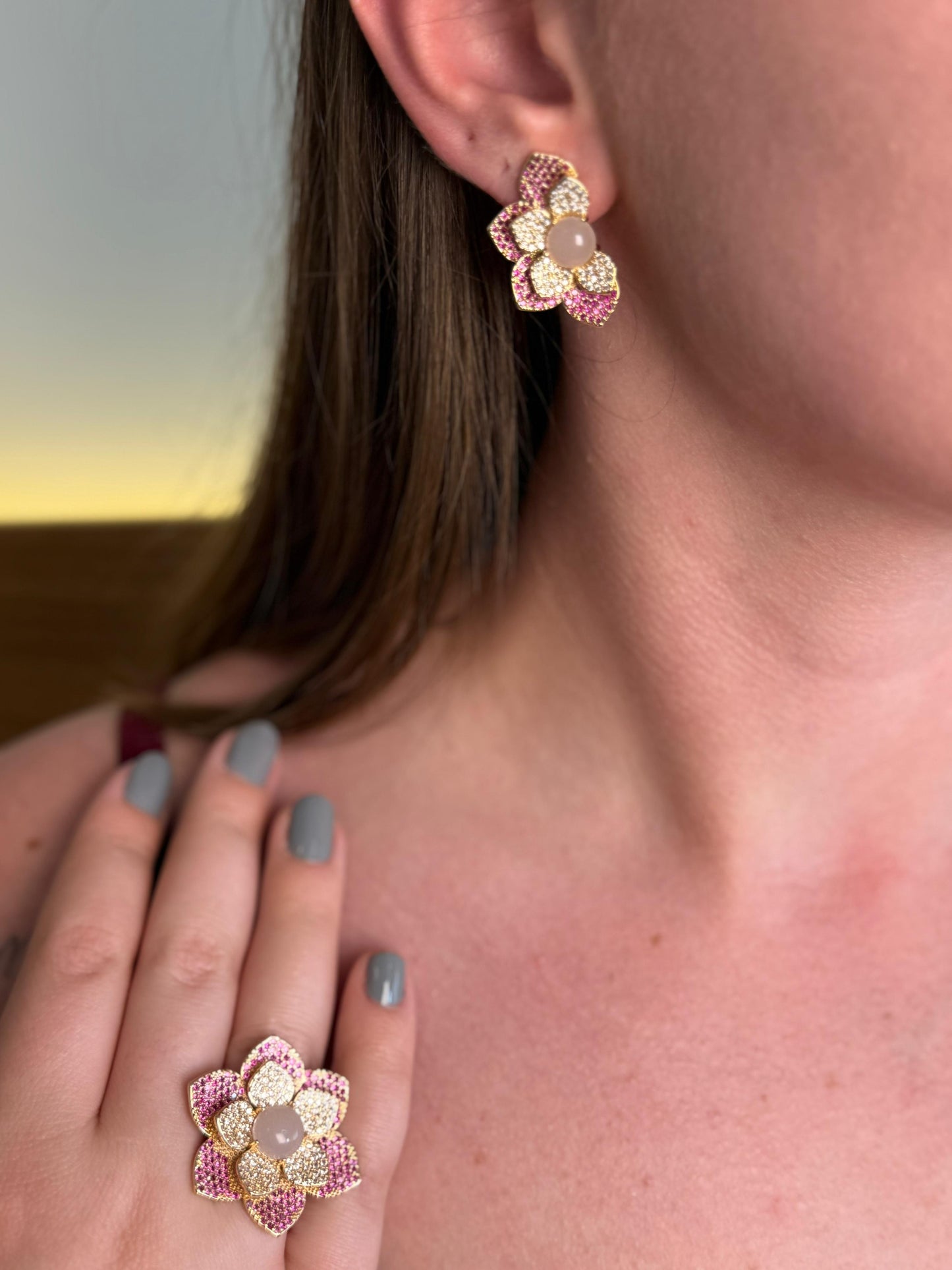 CONJUNTO PINK FLOWER BRINCO E ANEL CRAVEJADO
