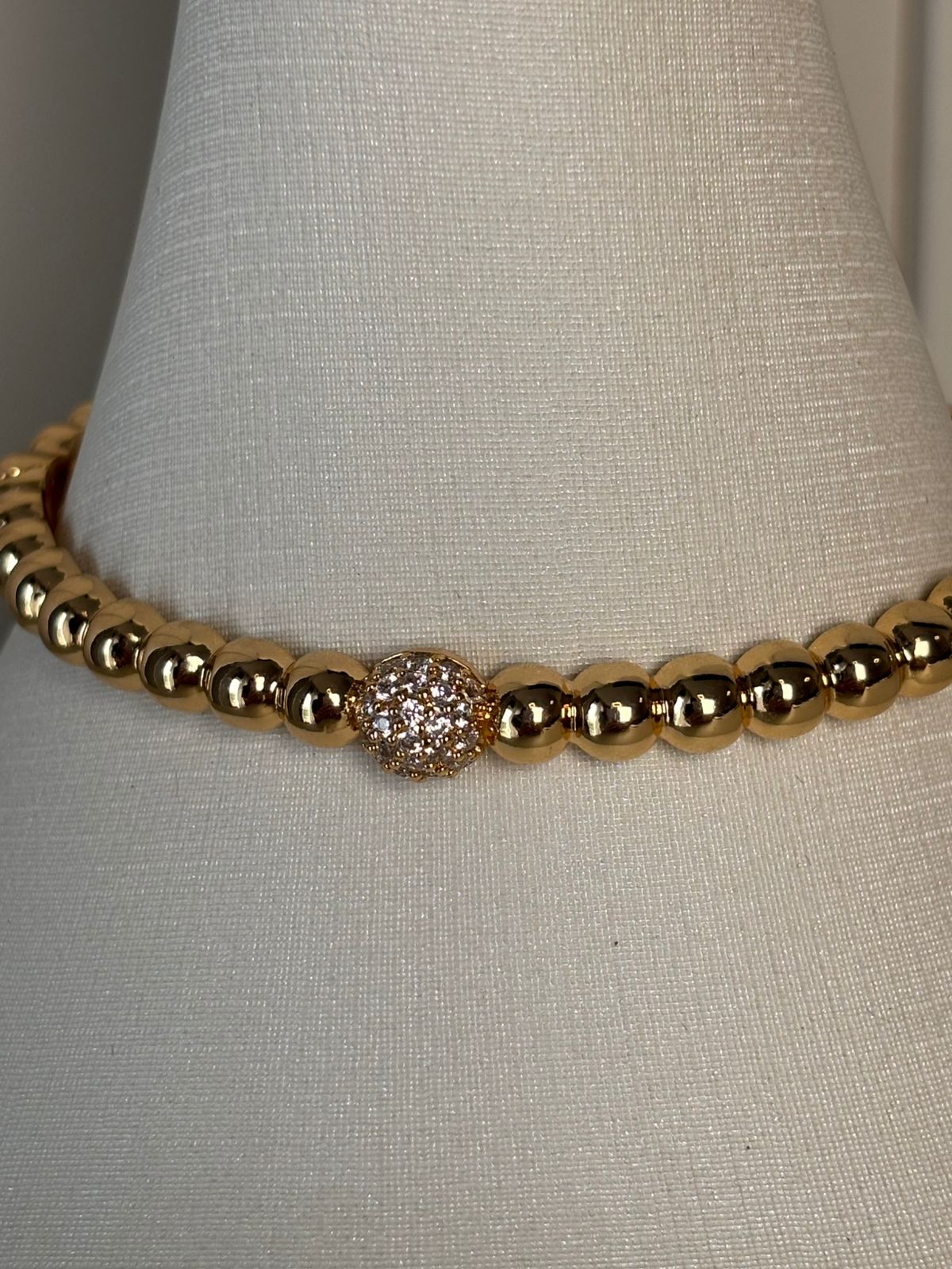 BRACELETE DE BOLINHAS COM CENTRO CRAVEJADO DE ZIRCÔNIAS