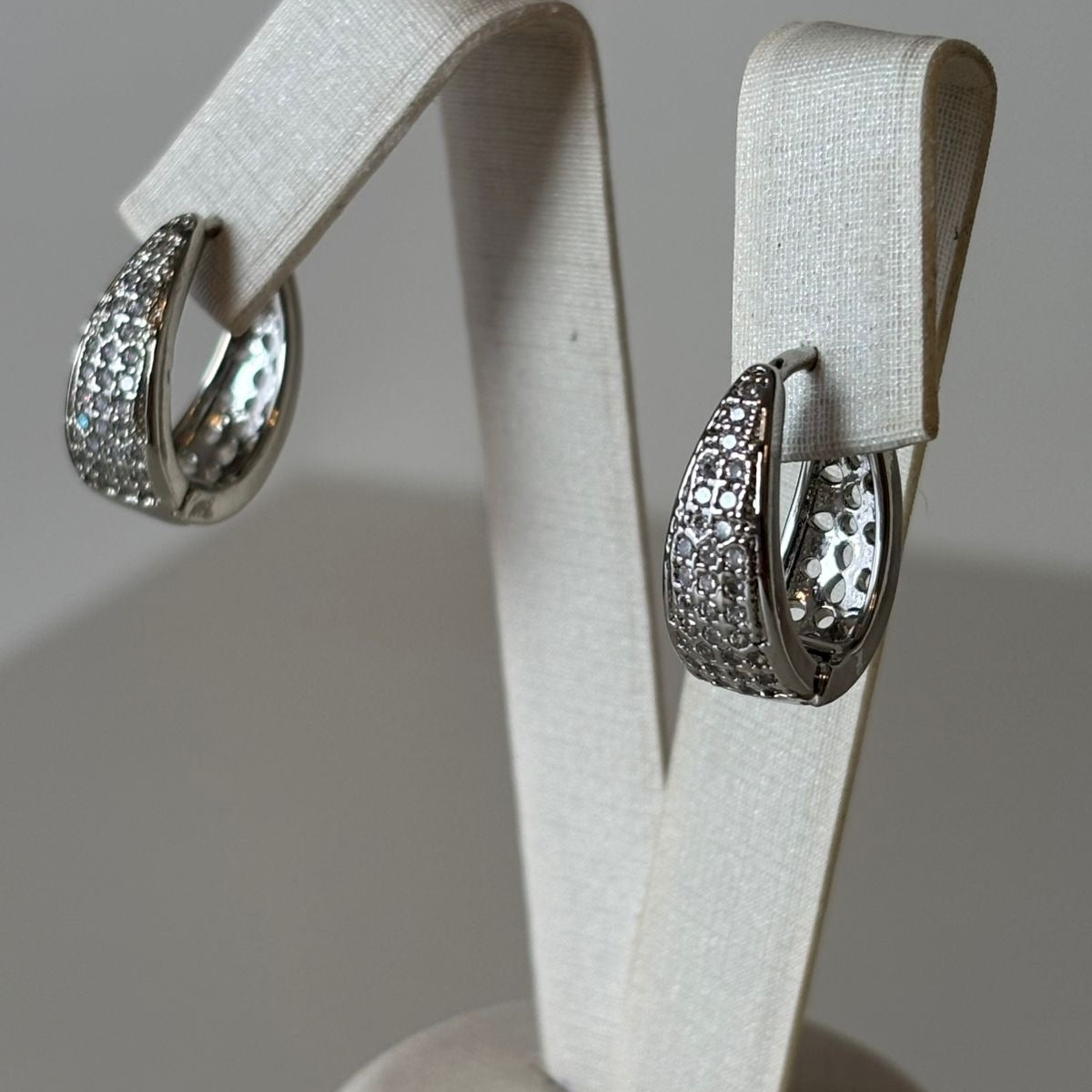 BRINCO ARGOLA CRAVEJADA EM RÓDIO