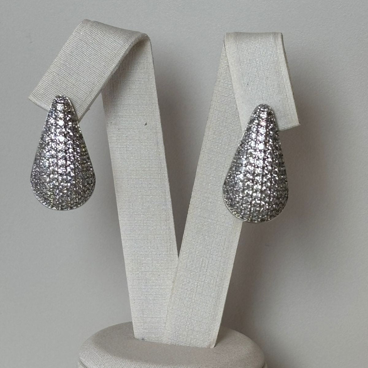 BRINCO ARGOLA GOTAS CRAVEJADO MÉDIO