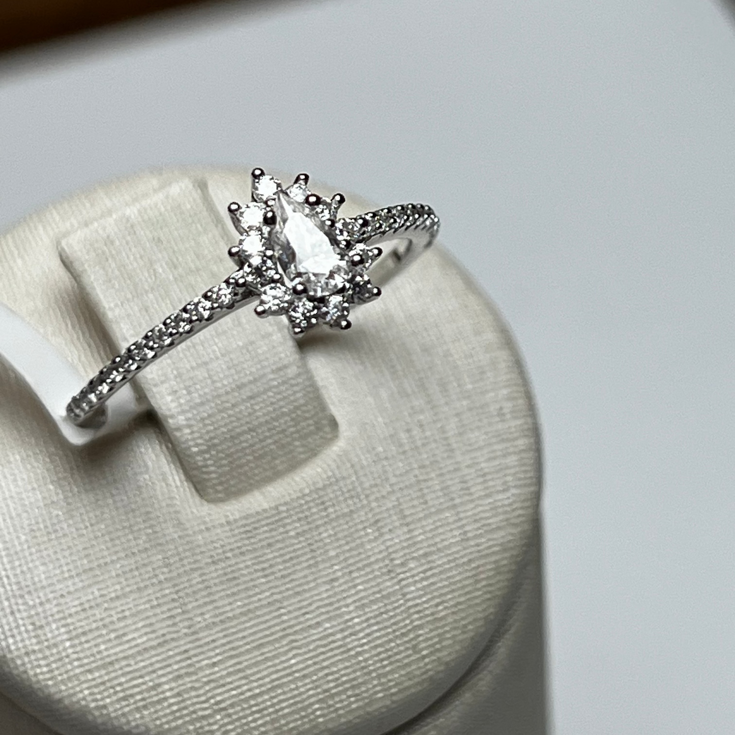 ANEL SOLITÁRIO GOTA CRAVEJADO EM MOISSANITE 0,1CT PRATA COM BANHO DE RÓDIO