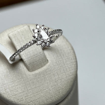 ANEL SOLITÁRIO GOTA CRAVEJADO EM MOISSANITE 0,1CT PRATA COM BANHO DE RÓDIO