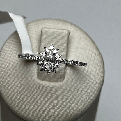 ANEL SOLITÁRIO GOTA CRAVEJADO EM MOISSANITE 0,1CT PRATA COM BANHO DE RÓDIO