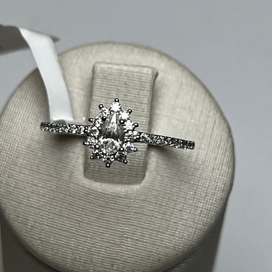 ANEL SOLITÁRIO GOTA CRAVEJADO EM MOISSANITE 0,1CT PRATA COM BANHO DE RÓDIO