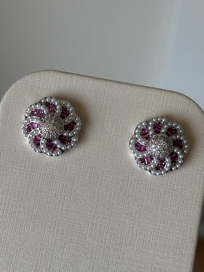 BRINCO FLOWER CRAVEJADO COM MINI PÉROLAS