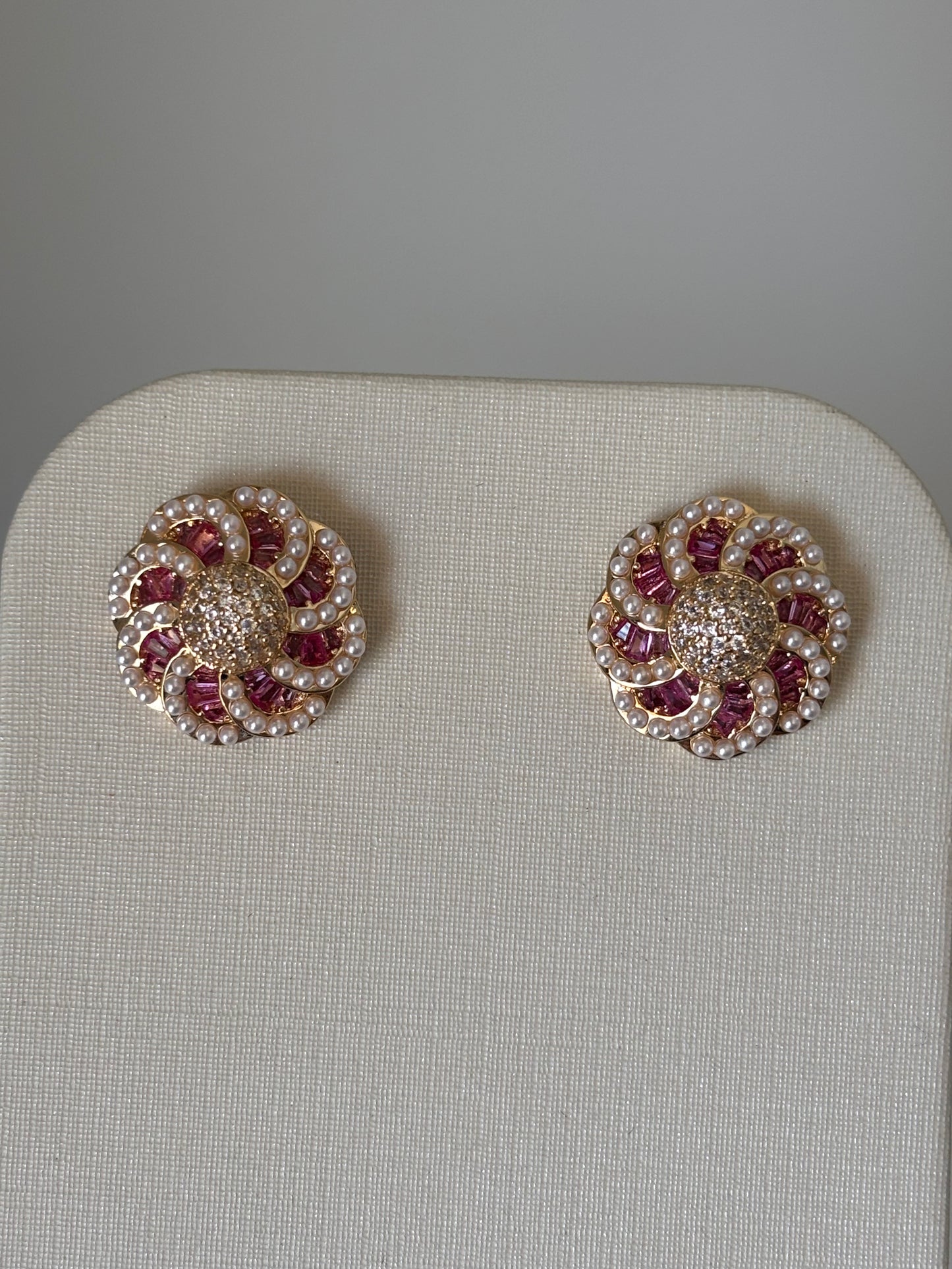 BRINCO FLOWER CRAVEJADO COM MINI PÉROLAS