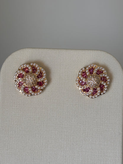 BRINCO FLOWER CRAVEJADO COM MINI PÉROLAS