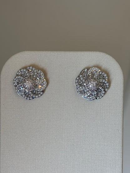 BRINCO FLOWER CRAVEJADO COM MINI PÉROLAS