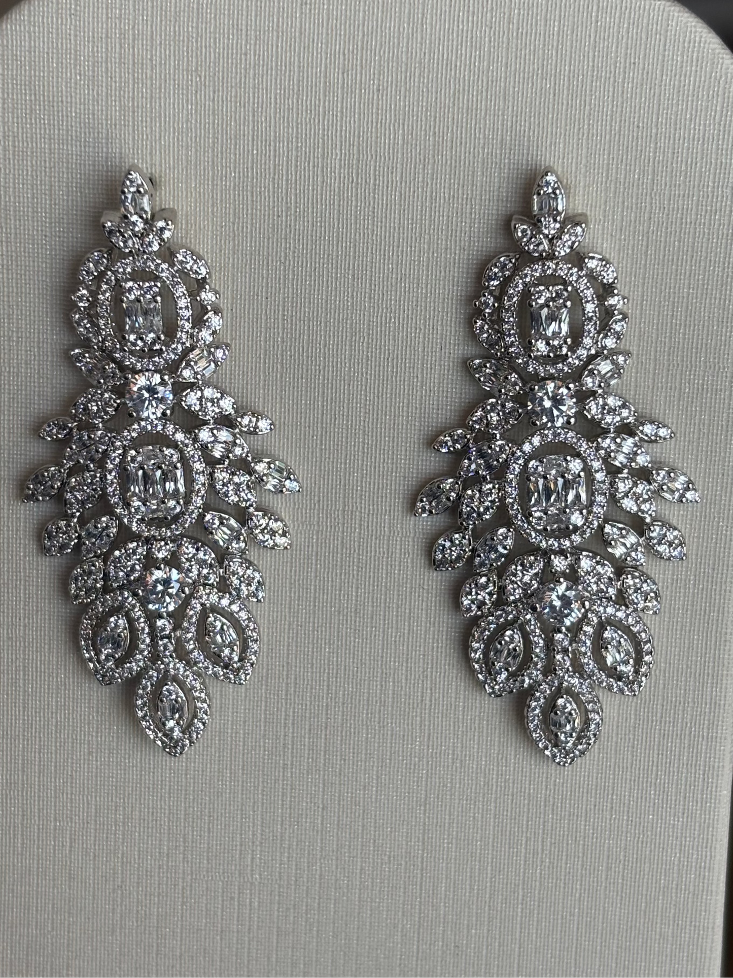 BRINCO NAVETES MÉDIO CRAVEJADO